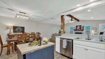 Casa, varias camas, hidromasaje (1203 Crenwelge Dr) | Interior