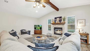 Talo, useita sänkyjä, poreamme (1203 Crenwelge Dr) | Oleskelualue