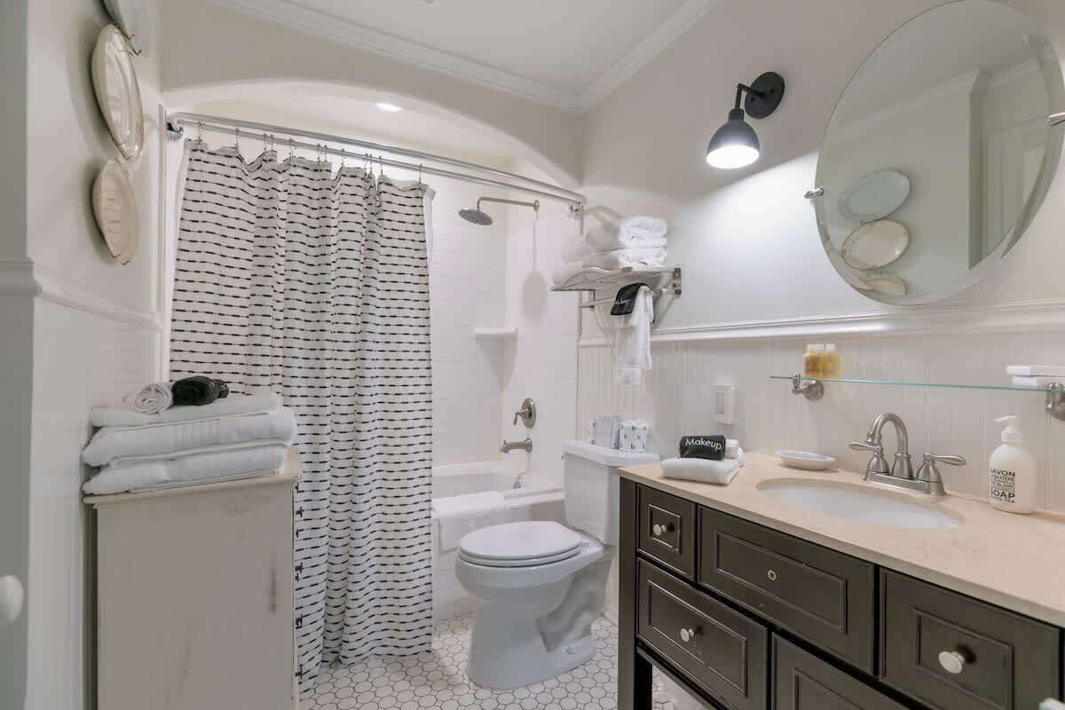 Un baño con ducha, inodoro y lavabo.