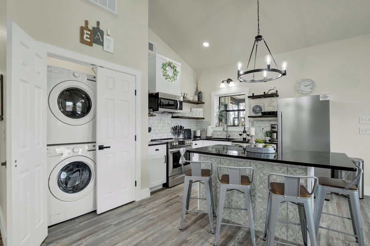 Talo, useita sänkyjä, poreamme (3630 Reeh Rd) | Yksityinen keittiö | Kahvin-/teenkeitin