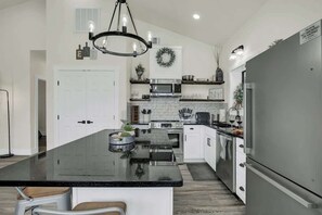 Maison, plusieurs lits, bain à remous (3630 Reeh Rd) | Cuisine privée