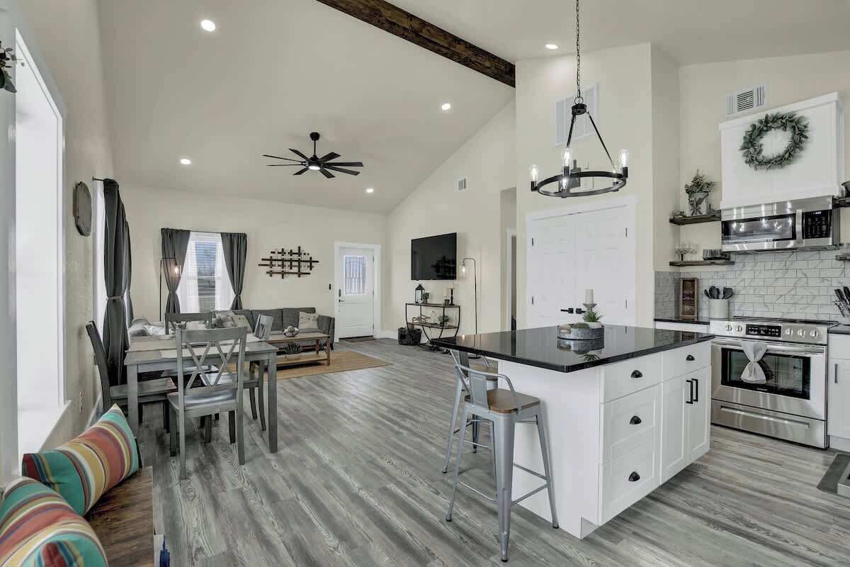 Casa, varias camas, hidromasaje (3630 Reeh Rd) | Interior