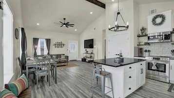 Talo, useita sÀnkyjÀ, poreamme (3630 Reeh Rd) | SisÀtilat