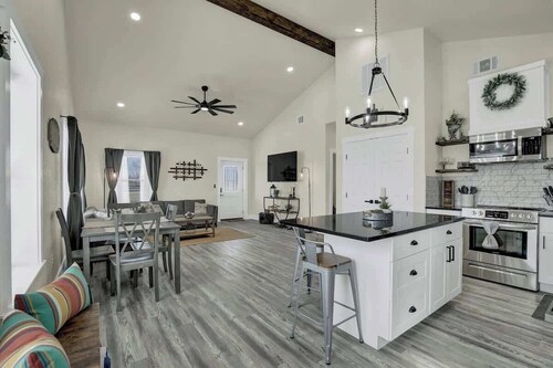 Hill Country Hideaway With Fire Pit and Hot Tub!