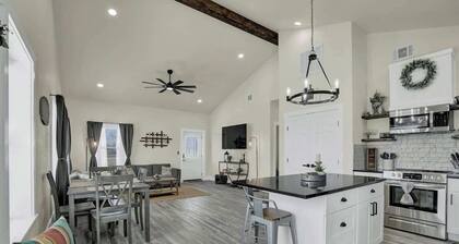 Hill Country Hideaway With Fire Pit and Hot Tub!