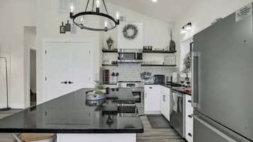 Hus, flere senger, spabadekar (3630 Reeh Rd) | Eget kjøkken | Kaffetrakter/tekoker