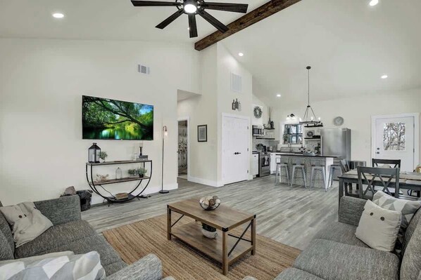 House, Multiple Beds, Hot Tub (3630 Reeh Rd) | Living area | TV