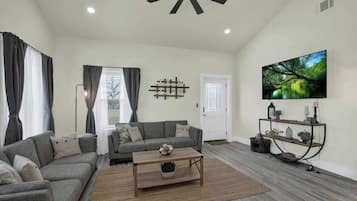 House, Multiple Beds, Hot Tub (3630 Reeh Rd) | Living area