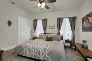 Talo, useita sänkyjä, poreamme (3630 Reeh Rd) | 3 makuuhuonetta, yksilöllisesti sisustettu, yksilöllisesti kalustettu