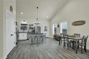 Talo, useita sänkyjä, poreamme (3630 Reeh Rd) | Ruokailu