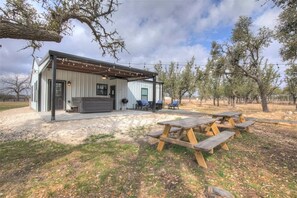 Outdoor dining - Hill Country Hideaway With Fire Pit and Hot Tub! (Fredericksburg)