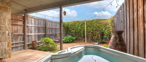 Ferienhaus, 1 King-Bett, Whirlpool | Badezimmer | Handtücher, Toilettenpapier