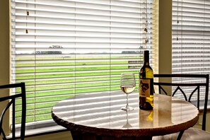 Outdoor dining - Romantic Private Cabin With Hot tub 10 Mins to Fred! (Fredericksburg)