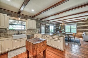 Cabaña, varias camas, hidromasaje, vista a la montaña (315 Deer Rd) | Cocina privada | Refrigerador, microondas, horno y parrilla de estufa