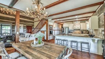 Huisje, meerdere bedden, hot tub, uitzicht op bergen (315 Deer Rd) | Interieur