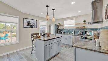 House, 1 King Bed, Hot Tub (430 GH Tr Janis) | Private kitchen | Coffee/tea maker