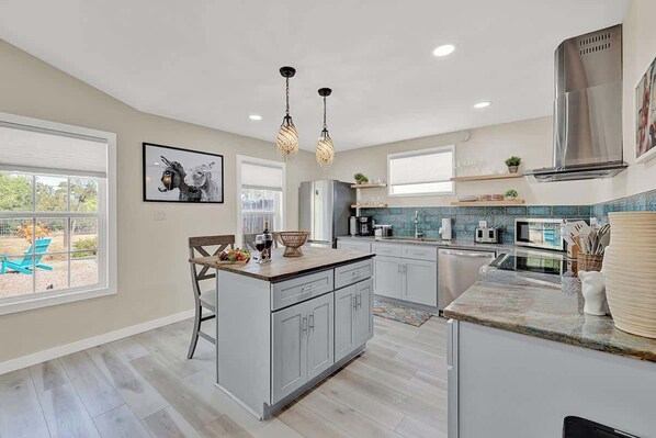 House, 1 King Bed, Hot Tub (430 GH Tr Janis) | Private kitchen | Coffee/tea maker, electric kettle