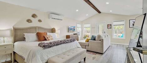 House, 1 King Bed, Hot Tub (430 GH Tr Janis) | 1 bedroom, individually decorated, individually furnished, bed sheets