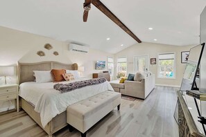 House, 1 King Bed, Hot Tub (430 GH Tr Janis) | 1 bedroom, individually decorated, individually furnished, free WiFi