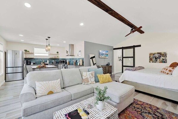 House, 1 King Bed, Hot Tub (430 GH Tr Janis) | Living area | TV