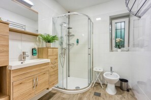 Familienapartment, Mehrere Schlafzimmer, Bergseite (Villa Roma Portorose - 2 Terrace) | Badezimmer | Dusche, Haartrockner, Bidet, Handtücher