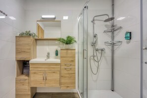 Family Apartment, Multiple Bedrooms, Mountainside (Villa Roma Portorose - 2 Terrace) | Bathroom | Shower, hair dryer, bidet, towels