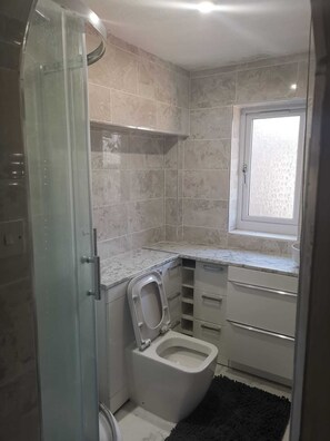 Bañera y ducha independientes, bañera profunda, toallas