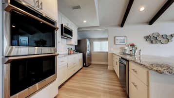 House, Multiple Beds, Hot Tub | Private kitchen | Fridge, microwave, oven, stovetop