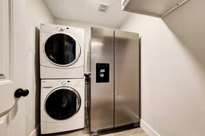 House, Multiple Beds, Hot Tub | Interior