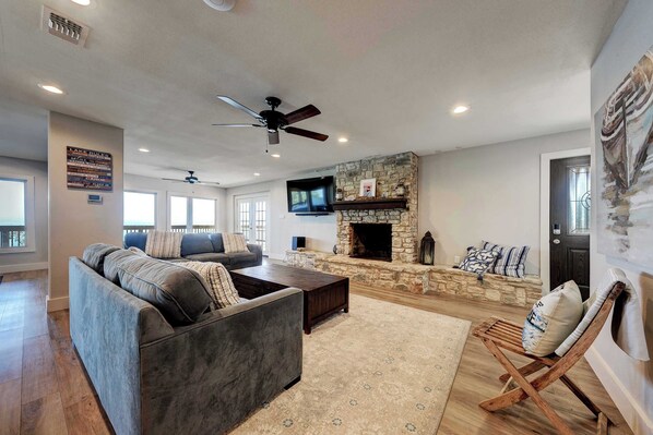 Ferienhaus, Mehrere Betten, Whirlpool | Wohnbereich | Fernseher, Kamin