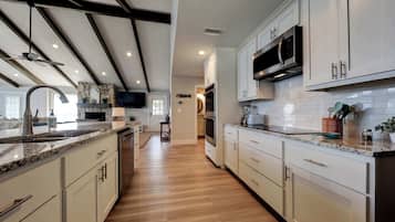 Hus, flere senger, spabadekar | Eget kjøkken | Kjøleskap, mikrobølgeovn, ovn og kokeplater