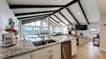 House, Multiple Beds, Hot Tub | Private kitchen | Fridge, microwave, oven, stovetop