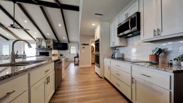 Casa, varias camas, hidromasaje | Cocina privada | Refrigerador, microondas, horno y parrilla de estufa