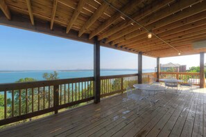 Casa, varias camas, bañera de hidromasaje | Restaurante al aire libre