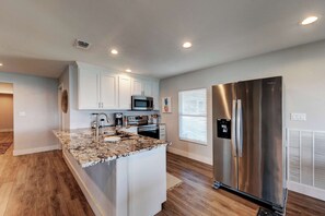 Casa, varias camas, hidromasaje | Cocina privada | Refrigerador, microondas, horno y parrilla de estufa 