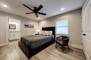 Casa, varias camas, bañera de hidromasaje | 4 dormitorios, decoración individual, mobiliario individual