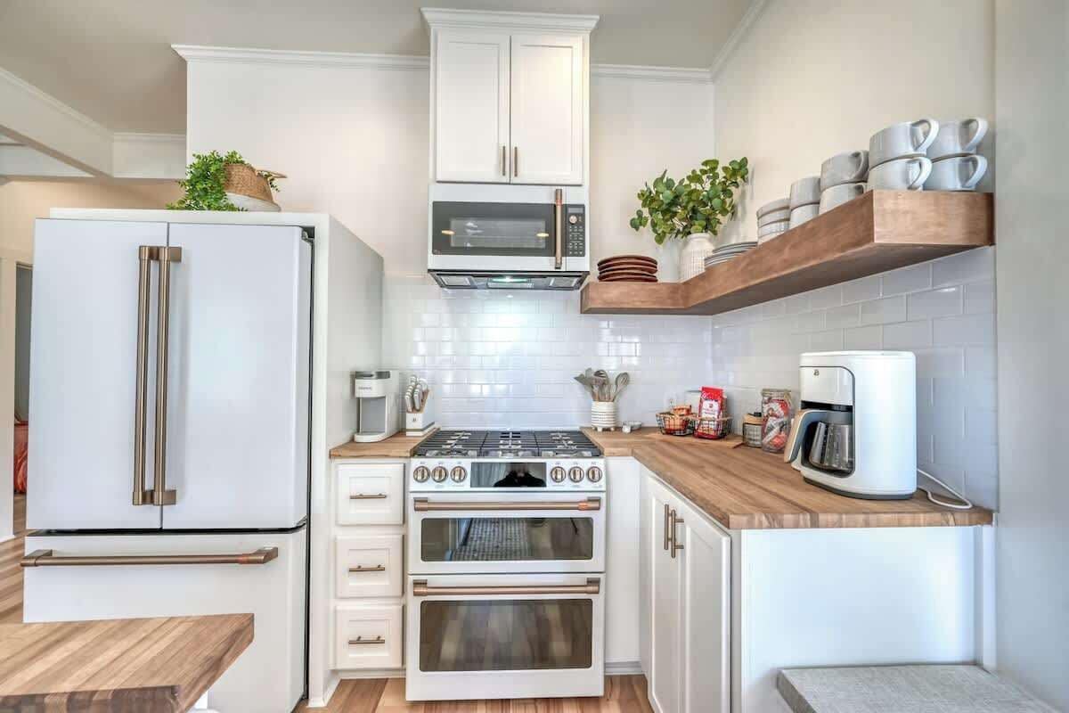 Casa, varias camas, bañera de hidromasaje, vistas a la ciudad (205 N Milam) | Cocina privada | Cafetera o tetera