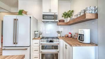 Casa, varias camas, bañera de hidromasaje, vistas a la ciudad (205 N Milam) | Cocina privada | Cafetera o tetera