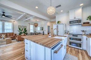 House, Multiple Beds, Hot Tub, City View (205 N Milam) | Private kitchen | Fridge, microwave, oven, stovetop