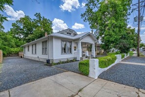 Exterior - The Golden Goose - Hot Tub-fire Pit-2 Blks to Main (Fredericksburg)