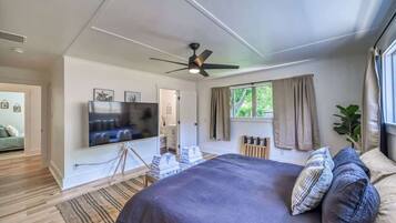 House, Multiple Beds, Hot Tub, City View (205 N Milam) | 4 bedrooms, individually decorated, individually furnished, bed sheets