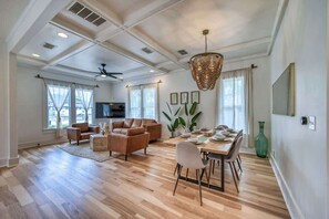 House, Multiple Beds, Hot Tub, City View (205 N Milam) | Interior
