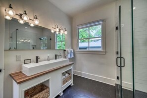 House, Multiple Beds, Hot Tub, City View (205 N Milam) | Bathroom