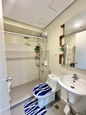 Shower, bidet, towels, soap - 1BR AVIDA T (Davao City)