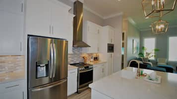 House, 3 Bedrooms | Private kitchen | Fridge, oven, coffee/tea maker, toaster