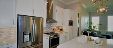 House, 3 Bedrooms | Private kitchen | Fridge, oven, coffee/tea maker, toaster