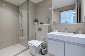 Apartamento (1 Bedroom) | Baño | Artículos de higiene personal de diseño, toallas, jabón y champú