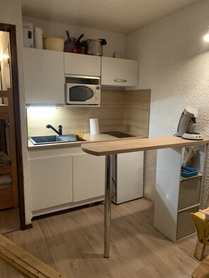 Réfrigérateur, micro-ondes, plaque de cuisson, lave-vaisselle