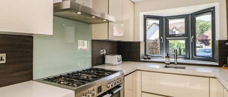 Cottage | Private kitchen | Fridge, dishwasher, electric kettle, cookware/dishes/utensils