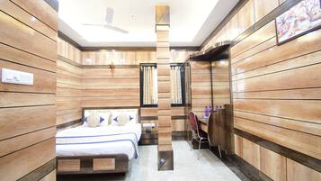 Club Room | 11 bedrooms, desk, free WiFi, bed sheets